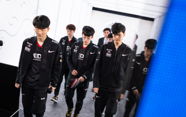 交替领先 交替领先