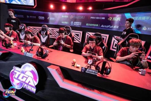 蒂伦在采访 蒂伦在采访